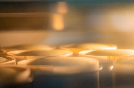 工場内のオーブンで焼かれている感動の5分のチーズケーキ