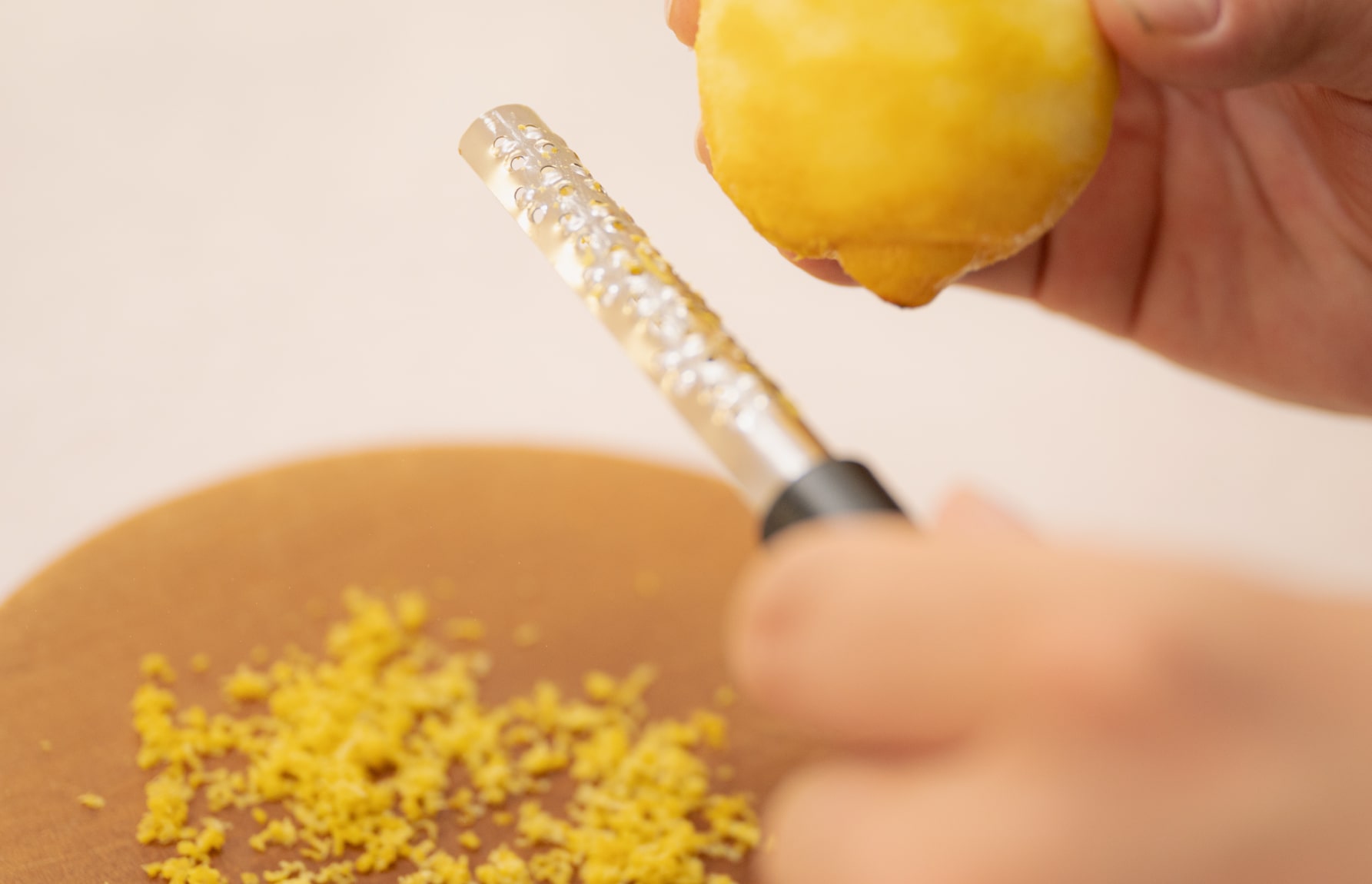 できたての感動の5分に削ったレモンを振りかける様子