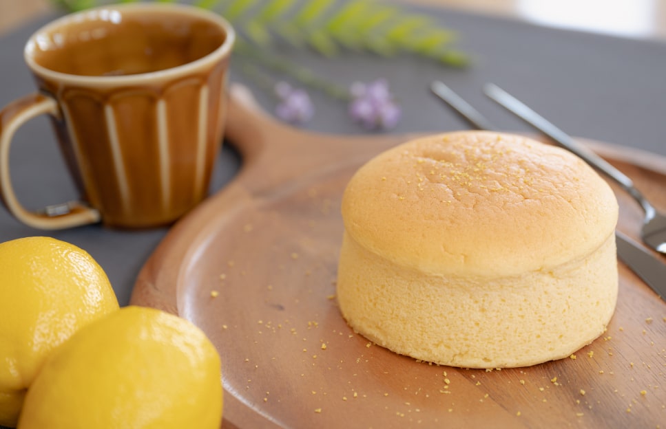 焼き上がりすぐにお客様に提供されている感動の5分チーズケーキ